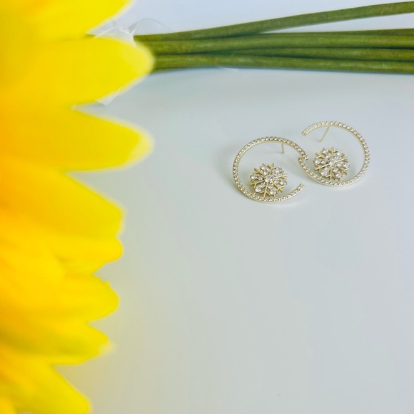 LAST ONE Zircon Snowflake Half Hoop Earrings soft Gold Color Christmas - Picture 2 of 8